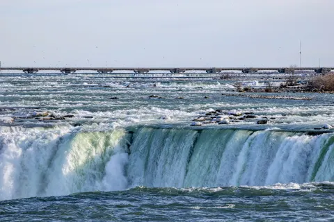 خلفية شلال الجرف بدقة 4K · waterfall · 3840×2561