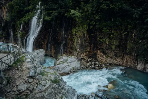 Sfondo Cascata a strapiombo 4K · waterfall · 3840×2560