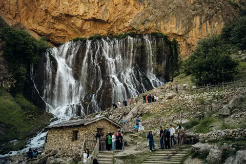 Uçurum Şelalesi 4K Duvar Kağıdı · waterfall · 3840×2560