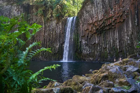 Waterval langs de klif 4K-achtergrond · waterfall · 3840×2561
