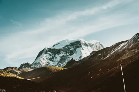 Verschneiter Berggipfel 4K Hintergrundbild · mountains · 3840×2560