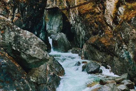 Fond d'écran Cascade de falaise 4K · waterfall · 3840×2560