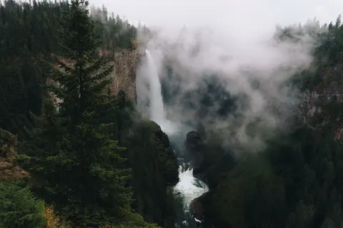 Tapeta Leśny wodospad 4K · waterfall · 3840×2560