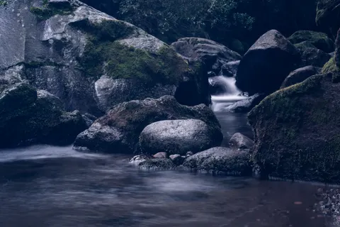 숲속 폭포 4K 배경화면 · waterfall · 3840×2560