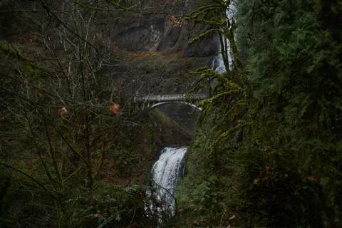 Tapeta Leśny wodospad 4K · waterfall · 3840×2561