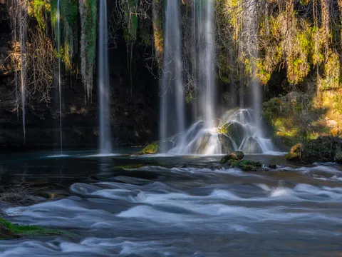 Tapeta Leśny wodospad 4K · waterfall · 3840×2880