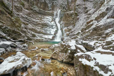 Orman Şelalesi 4K Duvar Kağıdı · waterfall · 3840×2560