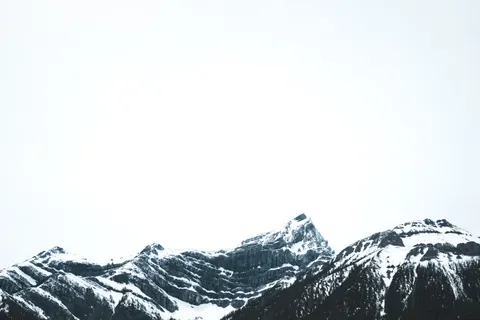설산 봉우리 4K 배경화면 · mountains · 3840×2560