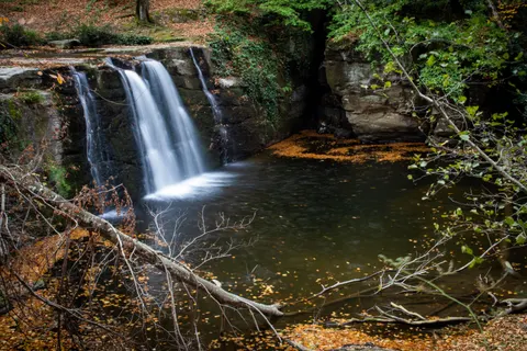 خلفية شلال الغابة بدقة 4K · waterfall · 3840×2560