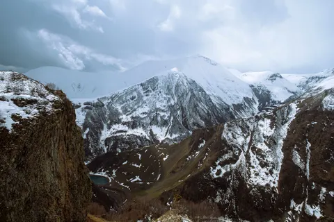 雪山之巅 4K壁纸 · mountains · 3840×2560