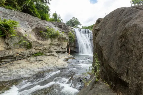 Papel de parede Cachoeira tropical 4K · tropical · 3840×2560