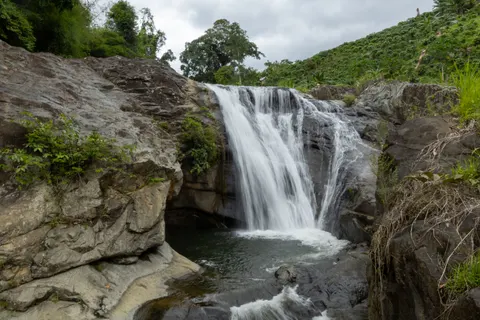 Wallpaper Air terjun tropis 4K · tropical · 3840×2560