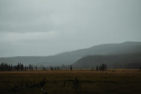 والپیپر کوه‌های تاریک با کیفیت 4K · dark · 3840×2560