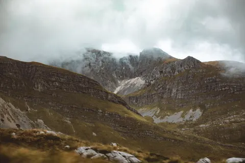 Sfondo Montagne oscure 4K · dark · 3840×2560