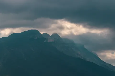 والپیپر کوه‌های تاریک با کیفیت 4K · dark · 3840×2560