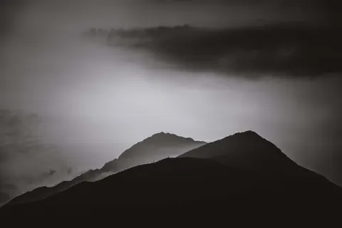والپیپر کوه‌های تاریک با کیفیت 4K · dark · 3840×2560