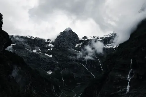डार्क पर्वत 4K वॉलपेपर · dark · 3840×2560