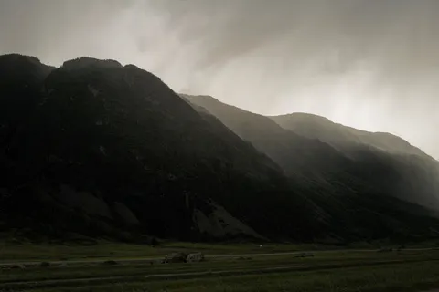 والپیپر کوه‌های تاریک با کیفیت 4K · dark · 3840×2562