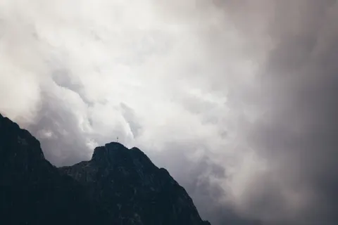 Hình nền Núi u tối 4K · dark · 3840×2560
