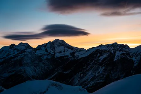 خلفية سلسلة جبال بدقة 4K · mountains · 3840×2560