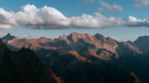 Fond d'écran Chaîne de montagnes 4K · mountains · 3840×2160
