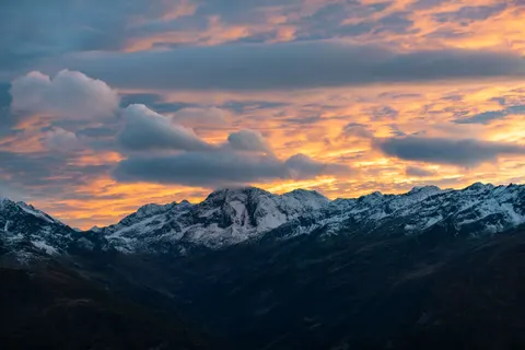 Mountain Range 4K Wallpaper · mountains · 3840×2560