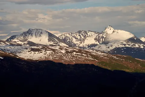 Fondo de pantalla Cordillera 4K · mountains · 3840×2561