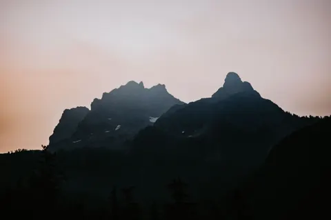 Papel de parede Cordilheira 4K · mountains · 3840×2555