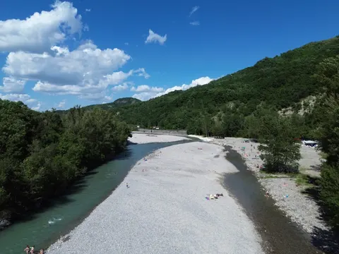 Rivier van bovenaf 4K-achtergrond · aerial · 3840×2880