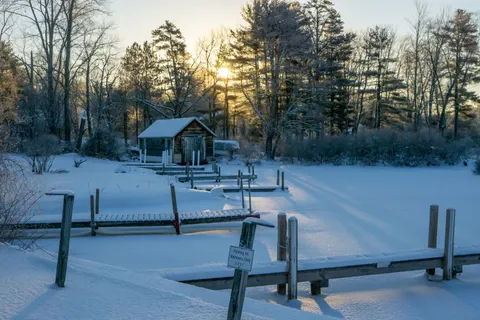 Winter Cabin 4K Wallpaper · winter · 3840×2560