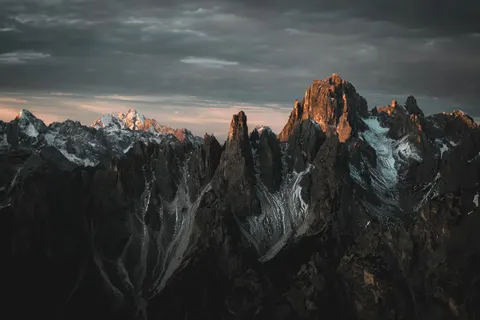 Fond d'écran Chaîne de montagnes 4K · mountains · 3840×2560