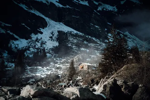 Winter Cabin 4K Wallpaper · winter · 3840×2560