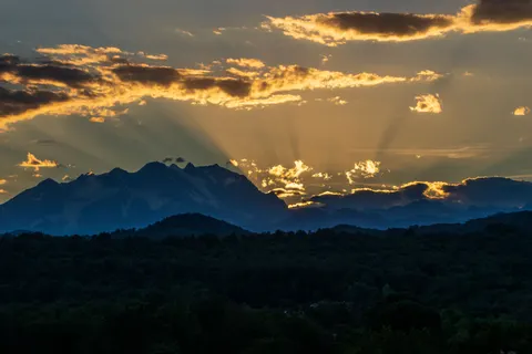 خلفية سلسلة جبال بدقة 4K · mountains · 3840×2560