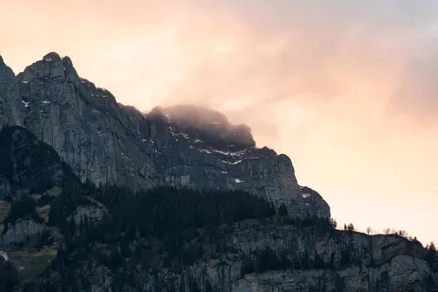 Fond d'écran Chaîne de montagnes 4K · mountains · 3840×2561