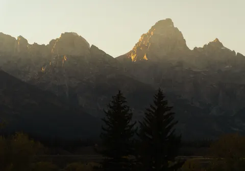 خلفية سلسلة جبال بدقة 4K · mountains · 3840×2676