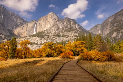 Autumn Park 4K Wallpaper · autumn · 3840×2561