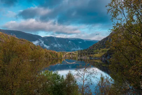 Autumn Lake 4K Wallpaper · autumn · 3840×2560