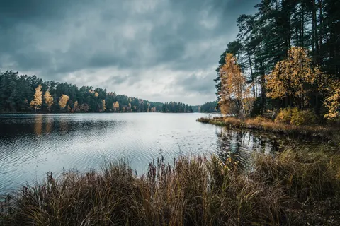 Autumn Lake 4K Wallpaper · autumn · 3840×2560