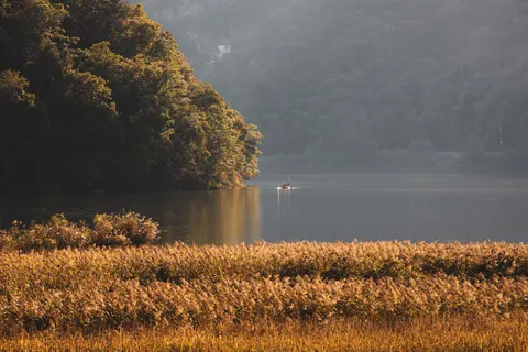 Autumn Lake 4K Wallpaper · autumn · 3840×2560