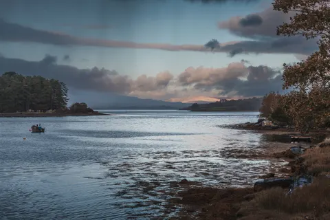 Autumn Lake 4K Wallpaper · autumn · 3840×2560