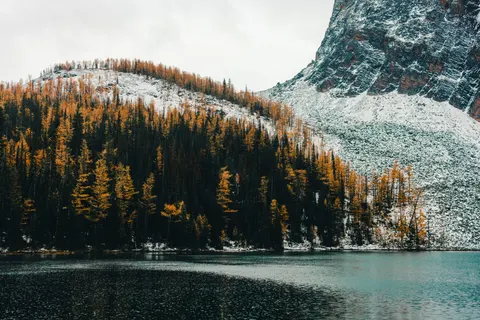 Autumn Lake 4K Wallpaper · autumn · 3840×2561