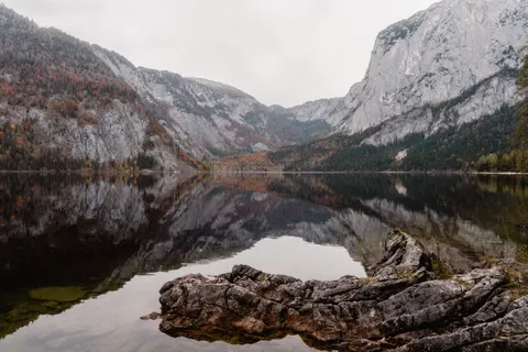 Autumn Lake 4K Wallpaper · autumn · 3840×2561