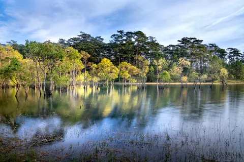 Autumn Lake 4K Wallpaper · autumn · 3840×2561