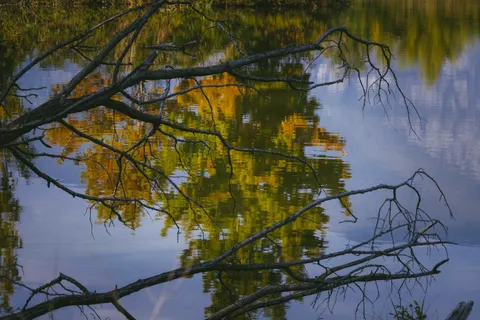 Autumn Lake 4K Wallpaper · autumn · 3840×2560