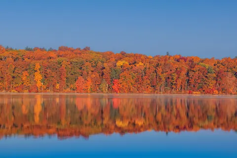 Autumn Lake 4K Wallpaper · autumn · 3840×2561