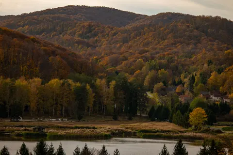 Autumn Lake 4K Wallpaper · autumn · 3840×2560