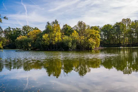 Autumn Lake 4K Wallpaper · autumn · 3840×2560
