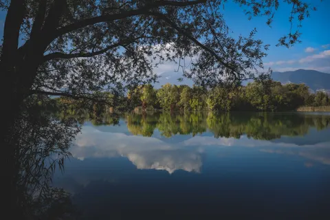 Autumn Lake 4K Wallpaper · autumn · 3840×2560