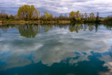 Autumn Lake 4K Wallpaper · autumn · 3840×2560