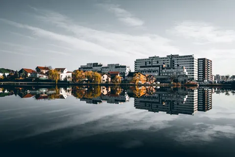 Autumn Lake 4K Wallpaper · autumn · 3840×2560
